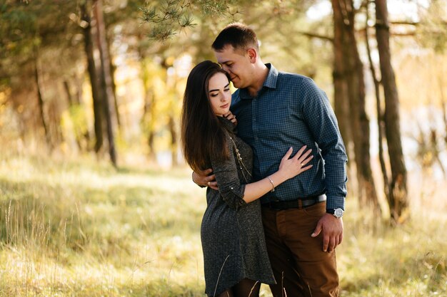 Jovem casal apaixonado. Uma história de amor no parque florestal de outono