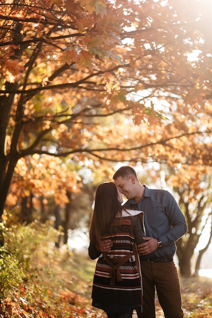 Foto grátis jovem casal apaixonado. uma história de amor no parque florestal de outono