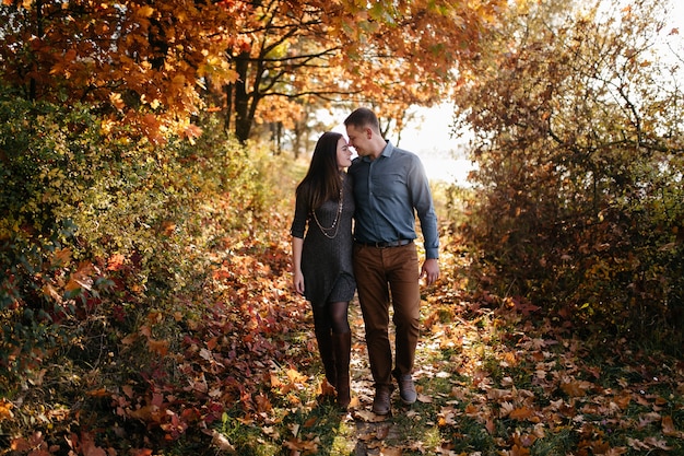 Jovem casal apaixonado. Uma história de amor no parque florestal de outono