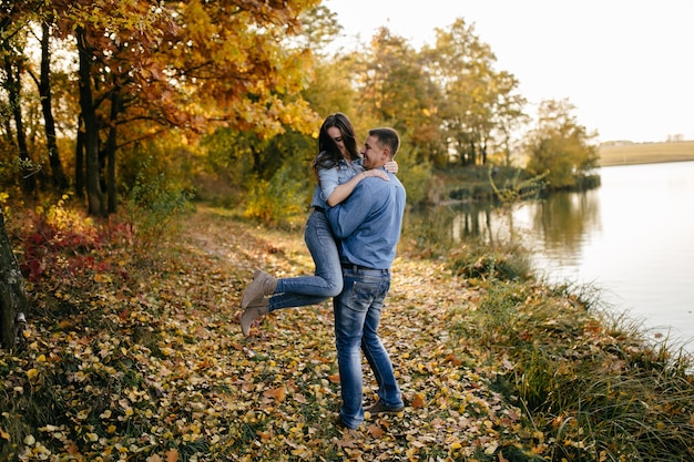 Jovem casal apaixonado. Uma história de amor no parque florestal de outono