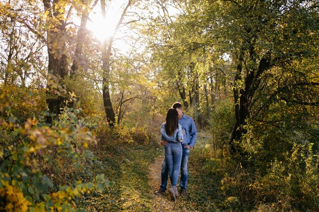 Jovem casal apaixonado. Uma história de amor no parque florestal de outono