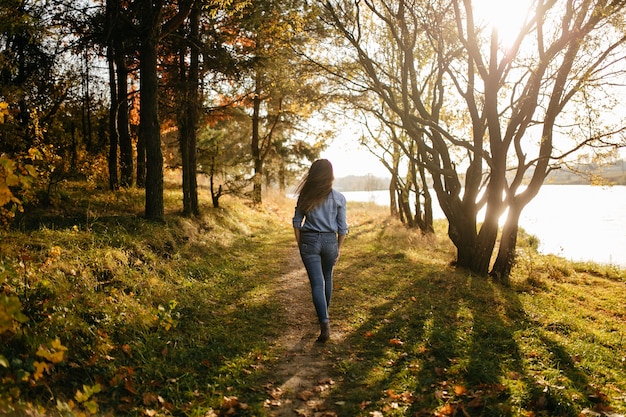 Jovem casal apaixonado. Uma história de amor no parque florestal de outono