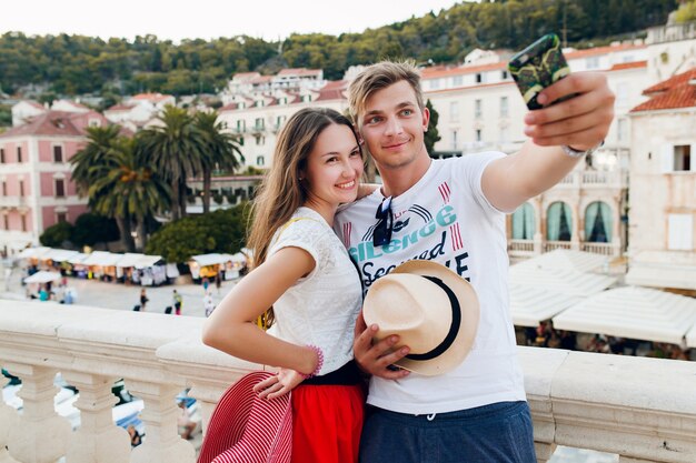 Foto grátis jovem casal apaixonado viajando em lua de mel romântica