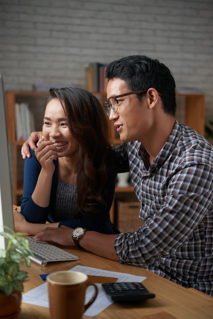 Jovem casal assistindo vídeos engraçados na net