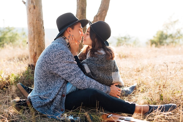 Jovem casal beijando na natureza