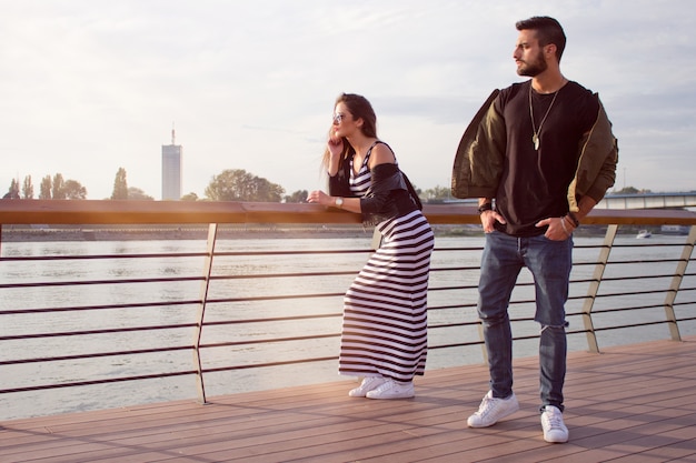 Jovem casal bonito no amor. Capturar momentos brilhantes. Pares loving novos alegres no por do sol. romântico.