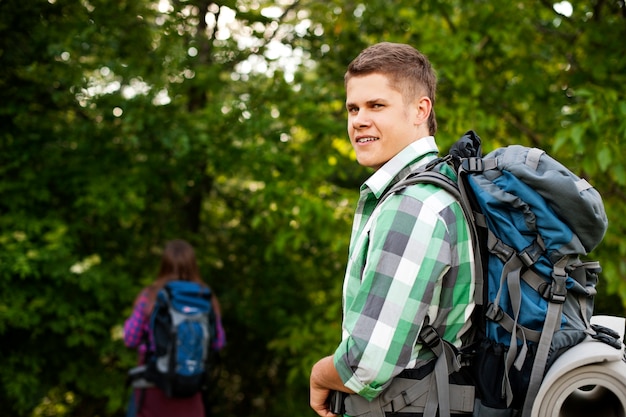 Jovem casal caminhando pela floresta