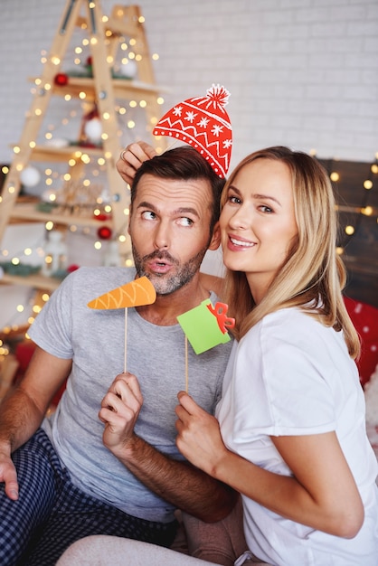 Jovem casal com máscaras de natal