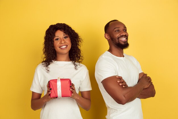 Jovem casal com presente vermelho