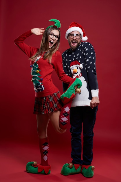 Jovem casal com roupas engraçadas de Natal