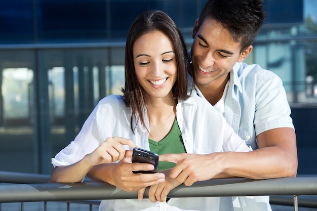 Jovem casal com telefone inteligente