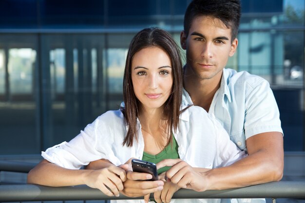 Jovem casal com telefone inteligente