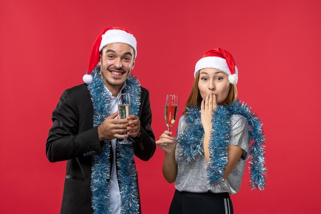 Jovem casal comemorando ano novo na mesa vermelha ama o Natal