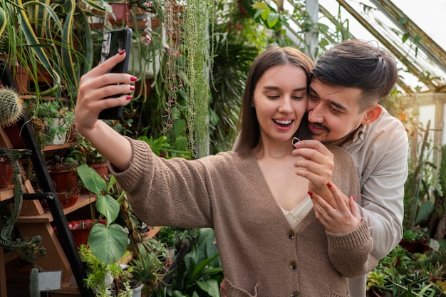 Foto grátis jovem casal comemorando noivado