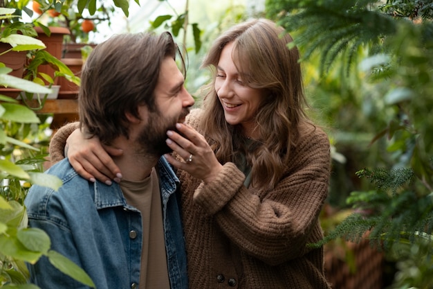 Foto grátis jovem casal comemorando noivado