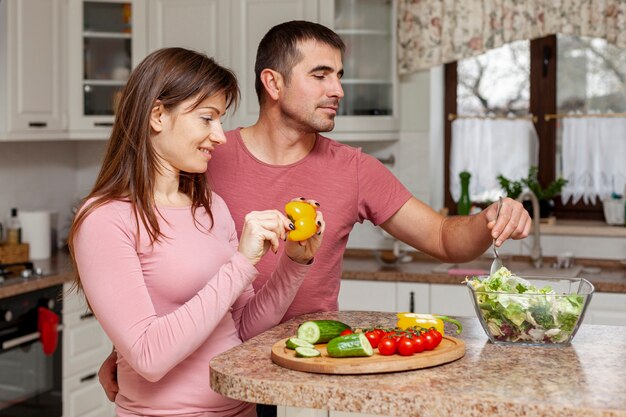 Jovem casal comendo comida saudável