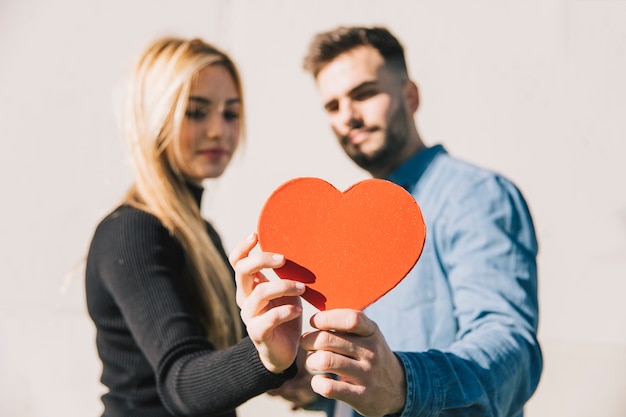 Foto grátis jovem casal confiante com coração decorativo