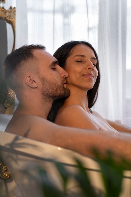 Foto grátis jovem casal cortando seus momentos de intimidade