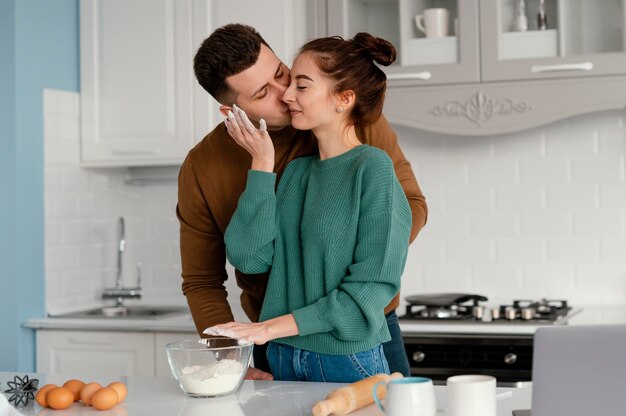 Jovem casal cozinhando em casa