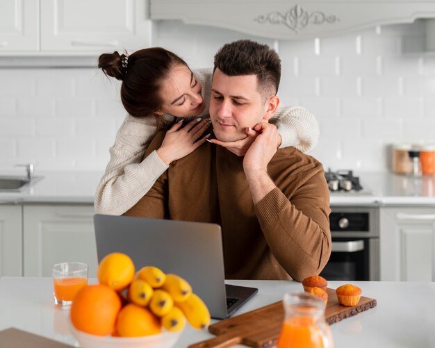 Jovem casal cozinhando em casa