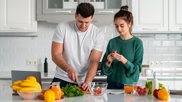 Jovem casal cozinhando em casa