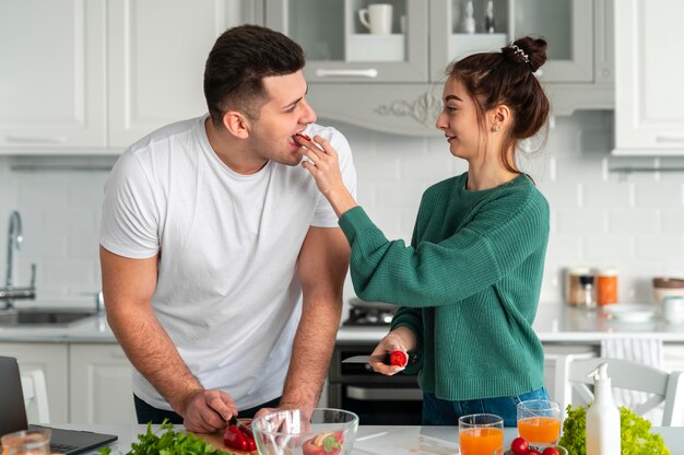 Jovem casal cozinhando em casa