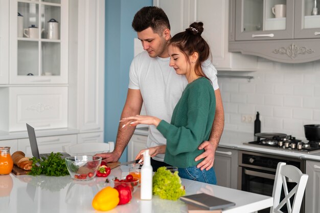 Foto grátis jovem casal cozinhando em casa