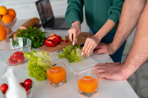 Jovem casal cozinhando em casa