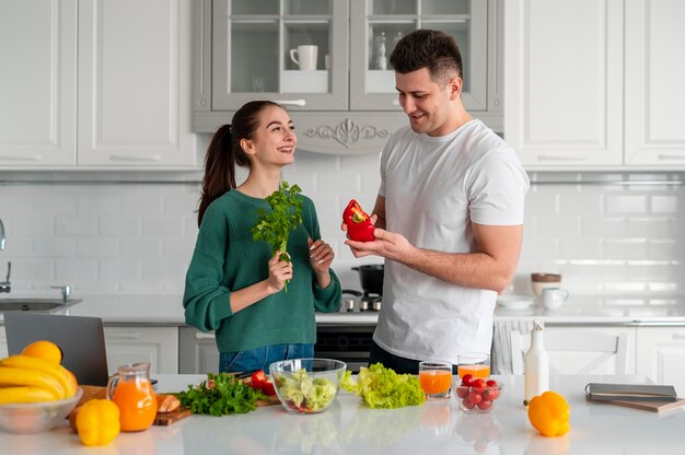 Jovem casal cozinhando em casa