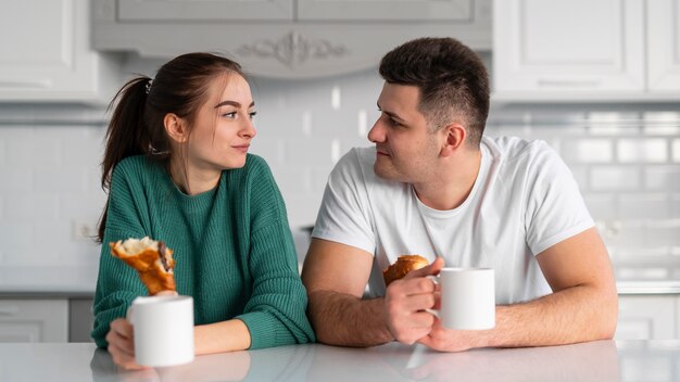 Jovem casal cozinhando em casa