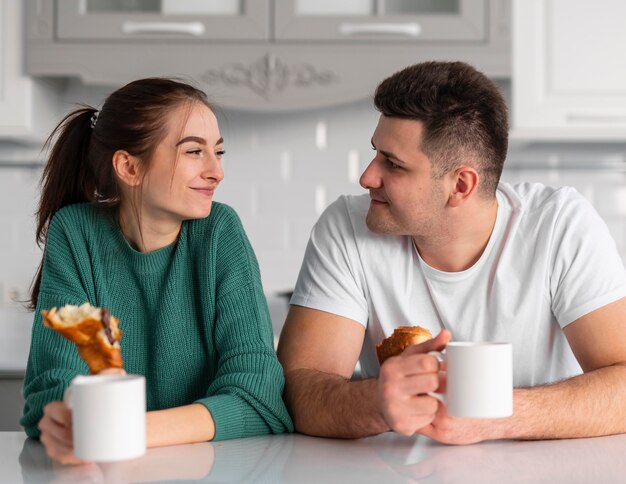 Jovem casal cozinhando em casa