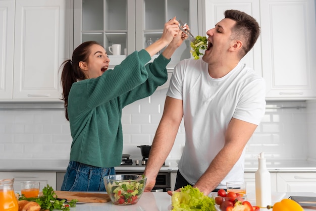 Jovem casal cozinhando em casa