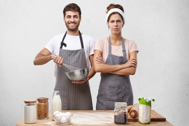 Jovem casal cozinhando juntos