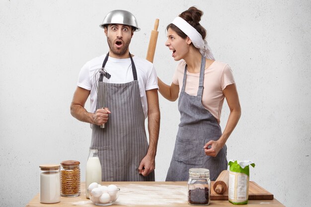 Jovem casal cozinhando juntos