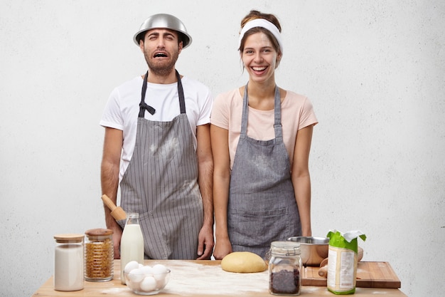 Jovem casal cozinhando juntos