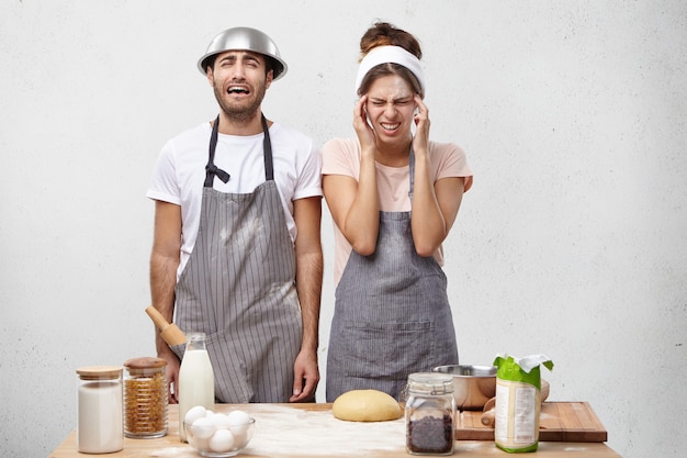 Jovem casal cozinhando juntos