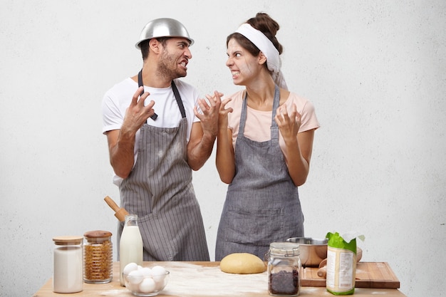 Jovem casal cozinhando juntos