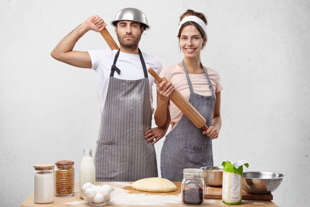 Jovem casal cozinhando juntos