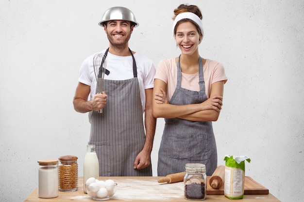 Jovem casal cozinhando juntos