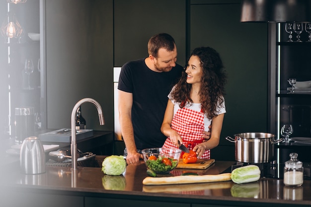 Jovem casal cozinhando na cozinha