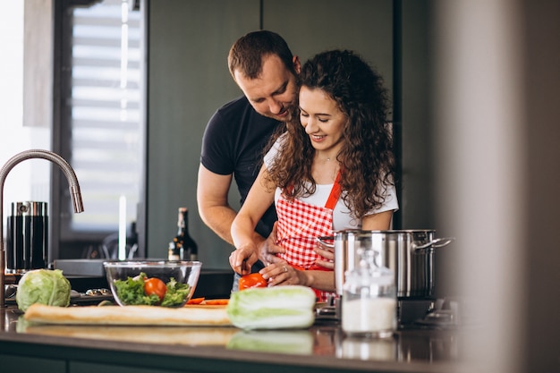 Jovem casal cozinhando na cozinha