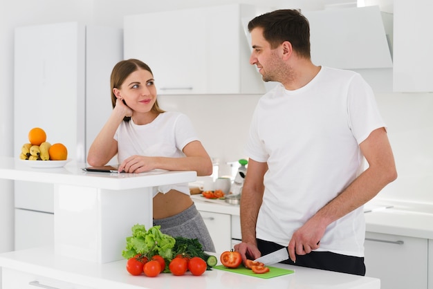 Jovem casal cozinhar