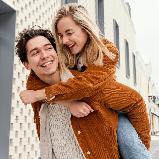 Jovem casal curtindo o tempo juntos