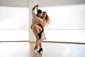 Foto grátis jovem casal dançando bachata