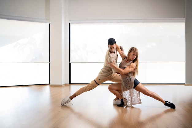 Jovem casal dançando bachata