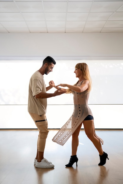 Foto grátis jovem casal dançando bachata