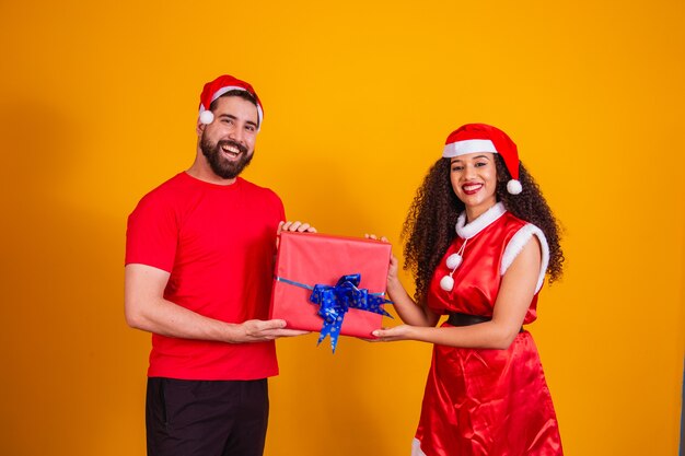 Jovem casal de amantes trocando presentes no natal. feliz natal