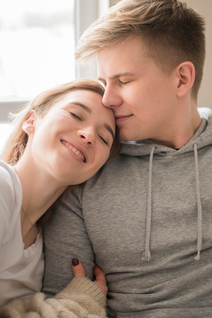 Jovem casal de ângulo alto em casa