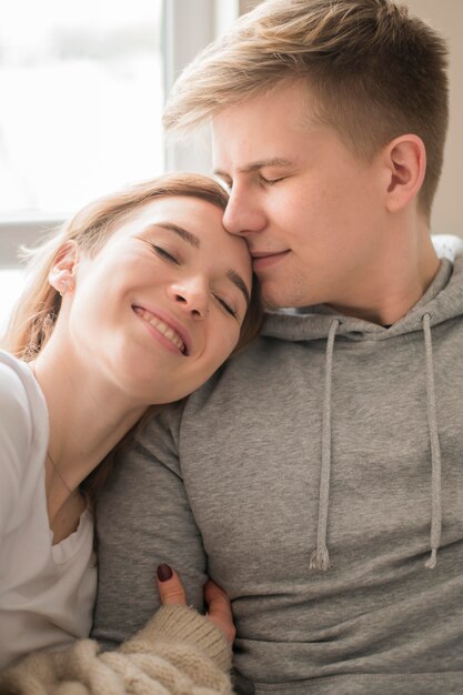 Jovem casal de ângulo alto em casa
