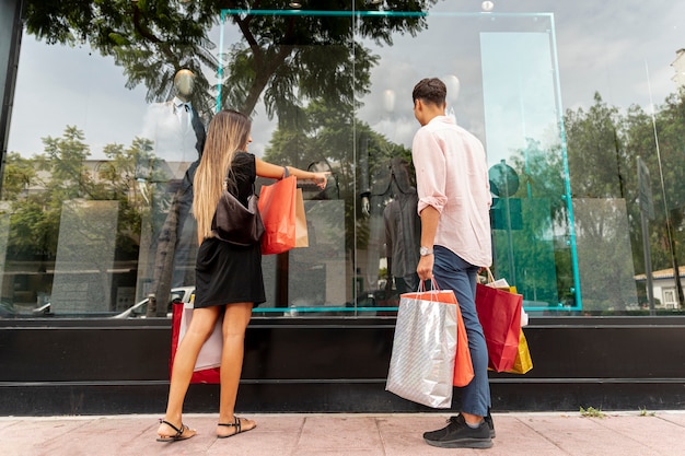 Jovem casal de compras juntos